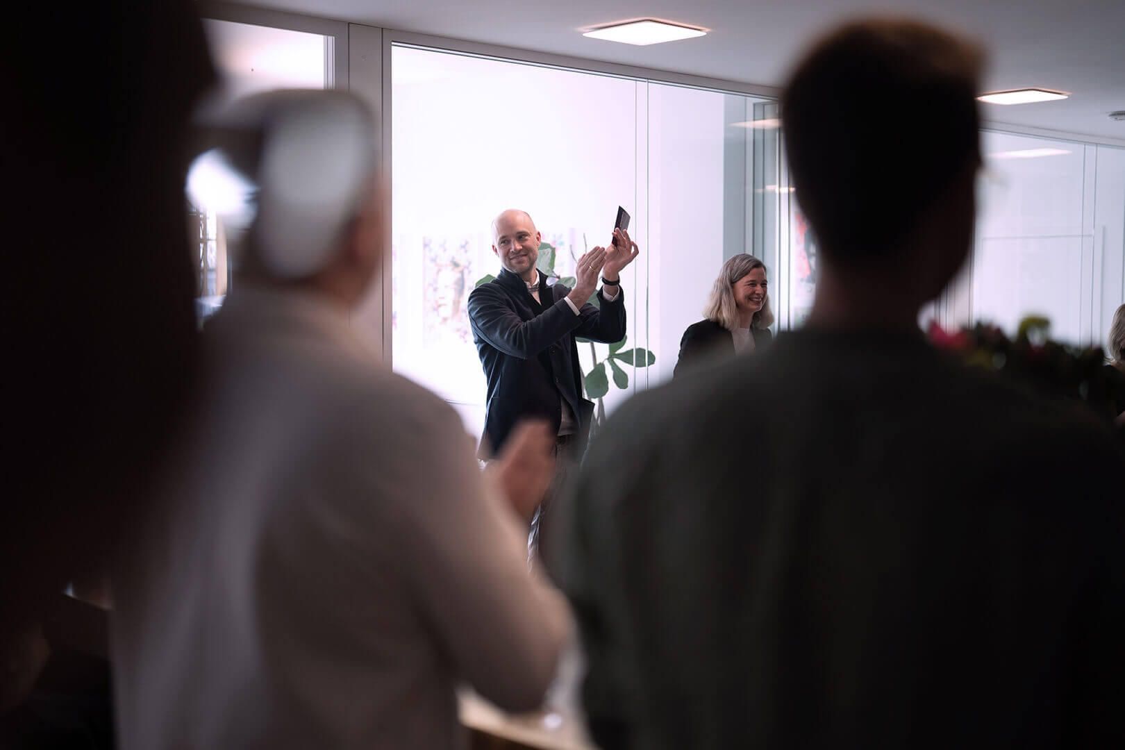 Dr. Max Hermann und Andrea Hermann-Beumer lachend auf der Launchparty