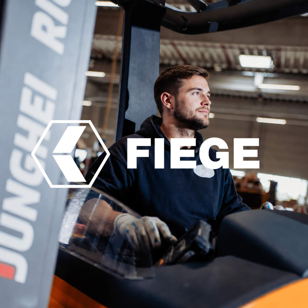 Nahaufnahme Staplerfahrer mit Fiege Logo als Overlay